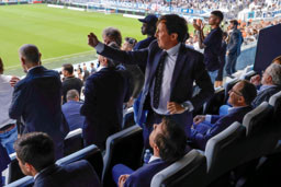 Le phare de Cassis englouti par les vagues.